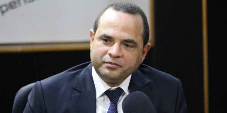 Crespo pide comisión del Senado evite triste espectáculo y evaluar a todo aspirante a JCE