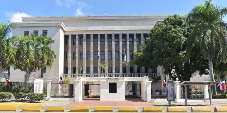 Educación llama a colegios privados a optar por cupos para formación de sus maestros