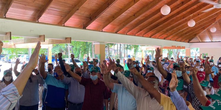 Juramentan en Fuerza del Pueblo al expresidente del PLD en Espaillat y a otros expeledeístas
