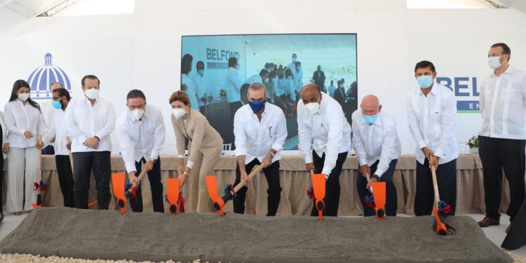 Presidente Abinader da primer picazo para rehabilitación del Puerto de Barahona