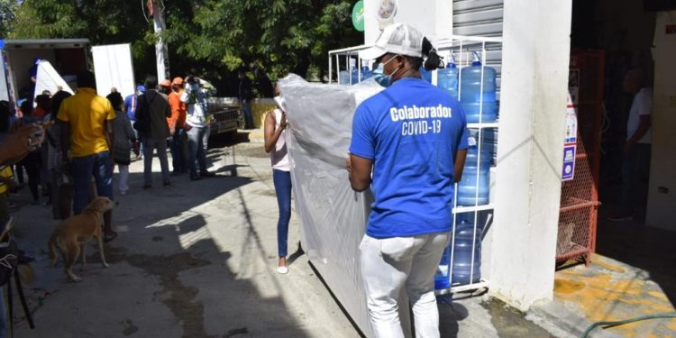 Plan Social da primera asistencia a 12 familias afectadas por incendio en Santiago