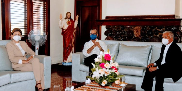 Luis Abinader se reúne con obispo de Barahona, se compromete apoyar proyectos del Arzobispado