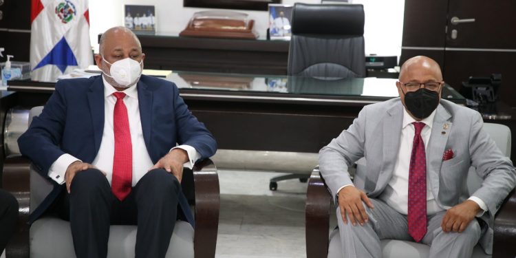 El presidente de la Cámara de Diputados, Alfredo Pacheco recibió este miércoles la visita de cortesía del ministro de Educación, Roberto Fulcar, con quien conversó sobre importantes temas de la educación.