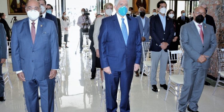 Presidentes del Senado de la República, de la Cámara de Diputados y del Tribunal Constitucional encabezan el desvelamiento de tarja en acto conmemorativo al 176 aniversario de la Constitución