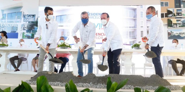 Presidente Abinader asiste a primer palazo e inauguración de dos complejos residenciales en Baní