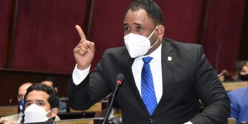 Diputado Heriberto Aracena pide al presidente Abinader frenar precios de combustibles 