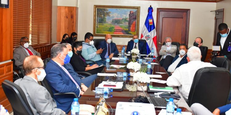 Comisión de Industria, Comercio y Zonas Francas recibe a asociaciones y empresas ligadas al sector azucarero.