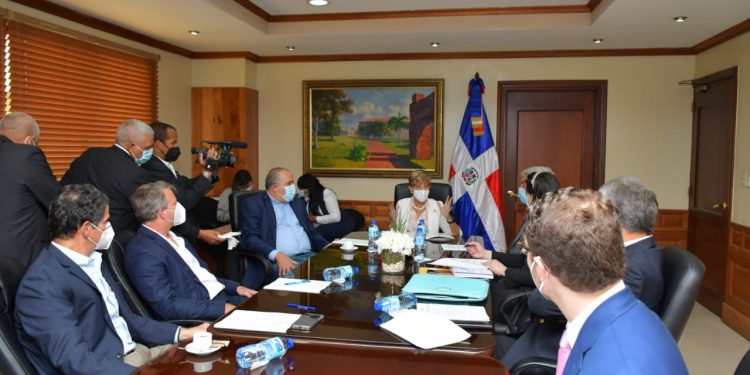 La Comisión Permanente de Turismo del Senado de la República escucha opinión de representantes de marinas privadas, navieros y hoteleros sobre el Proyecto de Ley que regula el turismo náutico de recreo.