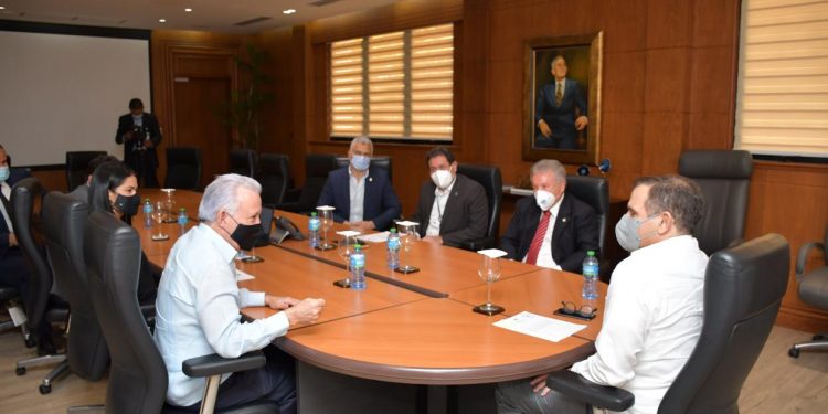 La Comisión Especial de senadores que investiga el estado de la situación de los ministerios y la gestión administrativa de órganos del Estado se reúne con el ministro de Hacienda para avanzar en el levantamiento de informaciones