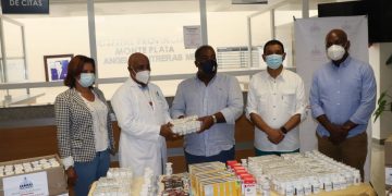 Gabinete de Políticas Sociales dona medicamentos e implementos clínicos al hospital provincial de Monte Plata.