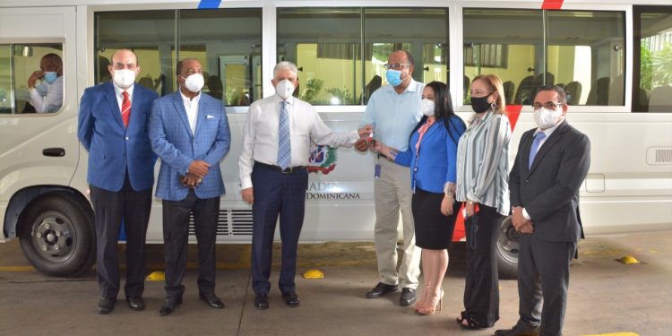 El presidente del Senado de la República entrega autobuses a la Dirección de Recursos Humanos de la institución.