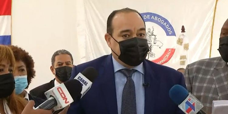 Abogados denuncian que Surún Hernández no ha rendido cuentas por fondos del CARD.