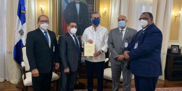 Entregan al presidente Abinader anteproyecto para regular práctica de auditoría interna en RD