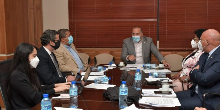 Comisión de Industria, Comercio y Zonas Francas escucha opiniones del sector privado respecto al Proyecto de Ley de Aduanas.