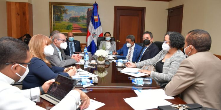 Comisión Permanente de Salud Pública del Senado socializa plan de salud mental con representantes del sector.