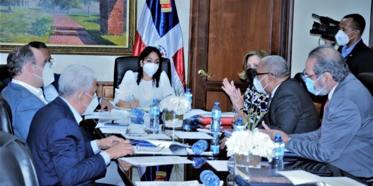 La Comisión de Hacienda del Senado de la República escucha opinión de miembros del Banco Central sobre Proyecto de Ley de transformación del Bandex.