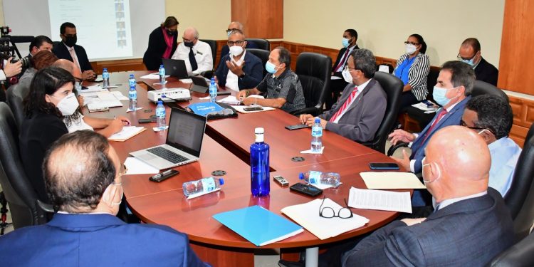 La Comisión Especial que estudia el Proyecto de Ley que crea el Ministerio de la Vivienda se reúne con representantes de entidades de ese sector para conocer sus opiniones sobre la iniciativa.