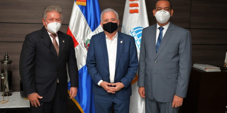 Senadores se reúnen con el ministro de Obras Publicas, Deligne Ascención