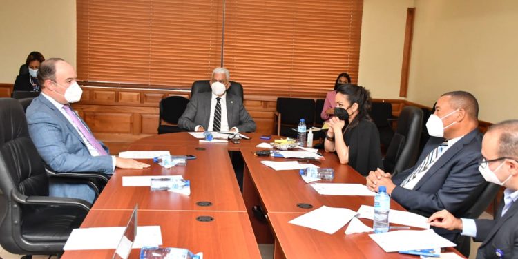 Comisión de Asuntos Energéticos del Senado favorece electrificar el batey Amistades.