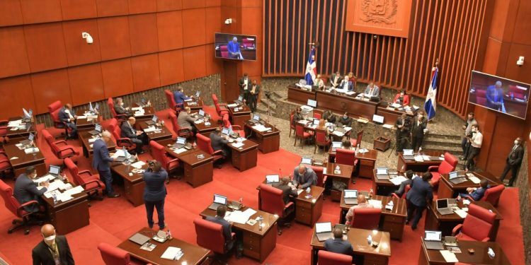 El Senado deja sobre la mesa la continuación de la lectura del proyecto de Ley de Aduanas.