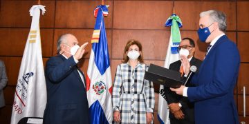 Luis Miguel De Camps juramenta a Feris Iglesias como Superintendente de Salud y Riesgos Laborales