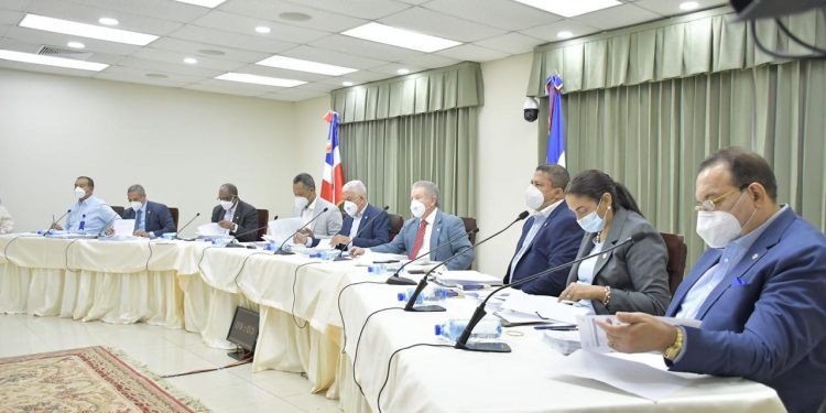 La Comisión designada por el Senado para elegir al Defensor del Pueblo entrevista a los aspirantes a suplentes y adjuntos.