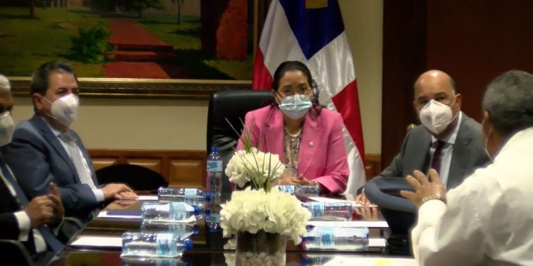 Comisión Permanente de Salud Pública inicia debate sobre la modificación a la ley de pasantías médicas.