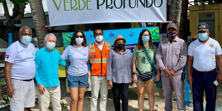 Defensa Civil apoya jornada de reforestación de manglares en Laguna Arrecifal de Boca Chica.