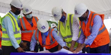 El presidente Abinader inspecciona trabajos que realiza el INDRHI en Hato Mayor para control de inundaciones.