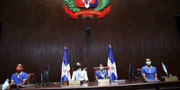 Niños con discapacidad auditiva ejercen como diputados por un día.