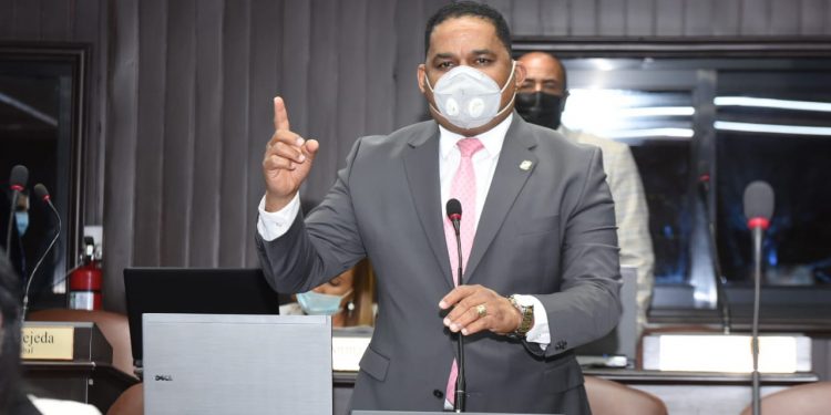 Diputado Sandro Sánchez somete proyecto de ley para crear la escuela de formación del Poder Legislativo.