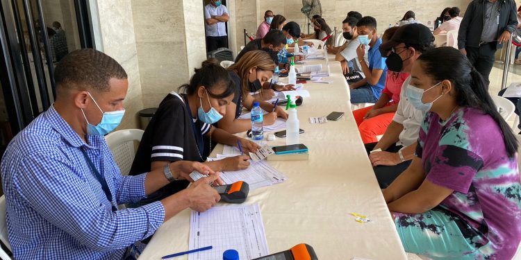 Los autobuses del Senado transportan personas para que se vacunen contra el covid-19.