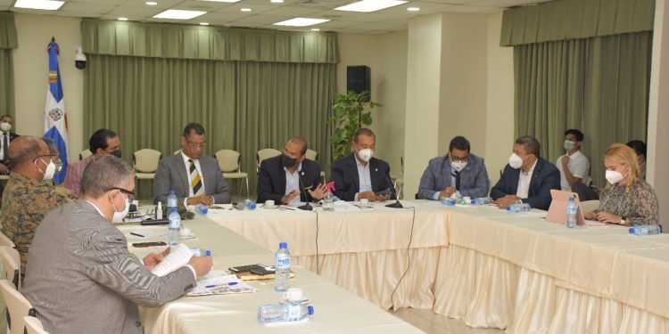 Comisiones de Defensa y Frontera del Senado se reúnen con el director de Migración