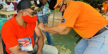 Defensa Civil apoya jornada especial de vacunación contra COVID-19; Director ejecutivo recorre centros en SDE.