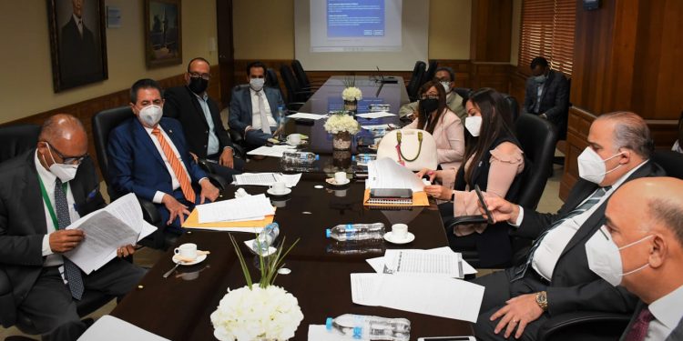 La Comisión de Salud Pública del Senado consulta al Ministerio de Salud Pública sobre la ley de pasantías médicas.