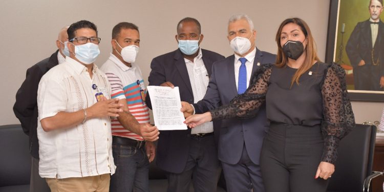 Senador de San José de Ocoa recibe a productores de Valle Nuevo