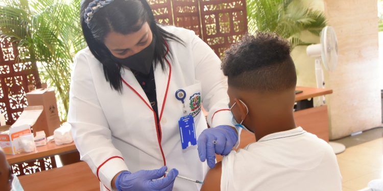 Eduardo Estrella: “con este programa de vacunación, el Senado contribuye a que pronto salgamos del covid-19”