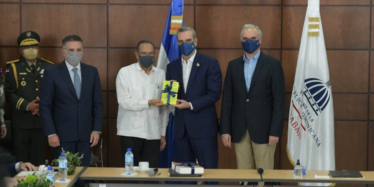 Gobierno anunció histórico aumento salarial para trabajadores de las empresas privadas.