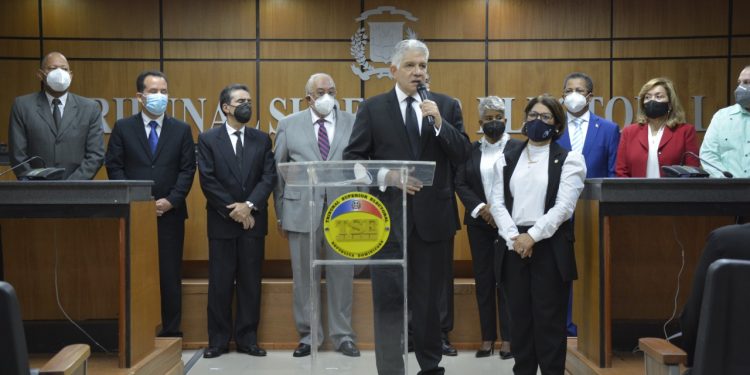 El presidente del Senado posesiona a los jueces del TSE, en representación del Consejo Nacional de la Magistratura