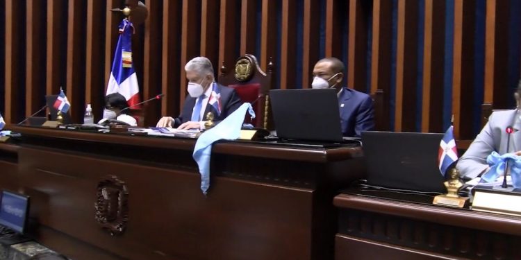 El Senado de la República rinde un minuto de silencio en honor a Juan de Dios Ventura (Johnny)