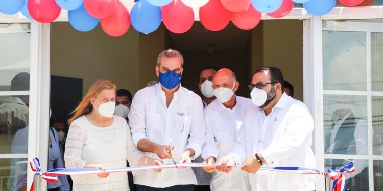 Presidente Abinader entrega remozado Centro Tecnológico Comunitario en Tireo