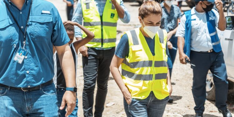 Alcaldesa Carolina Mejía supervisa zonas vulnerables ante paso de tormenta Grace