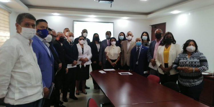 Diputados reciben a miembros de ADOPAE tratan lenguaje soez en la música