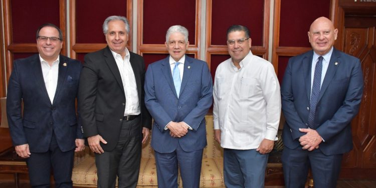 Presidente del Senado recibe a miembros de la Cámara de Representantes de Puerto Rico