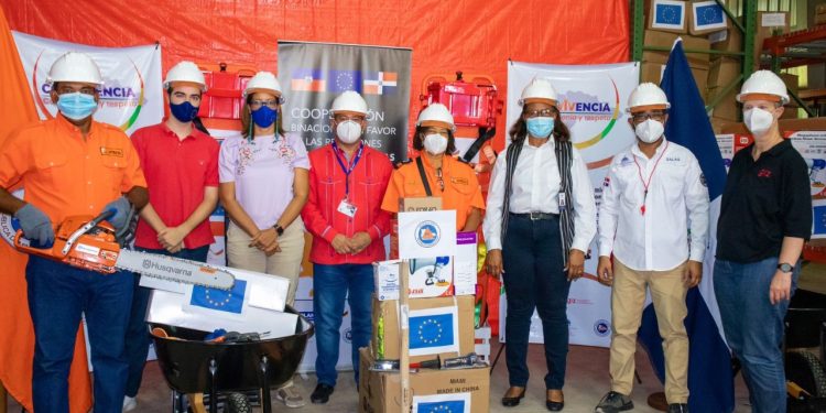 Director Ejecutivo Defensa Civil entrega equipos a oficina de Pedernales con fondos de Unión Europea