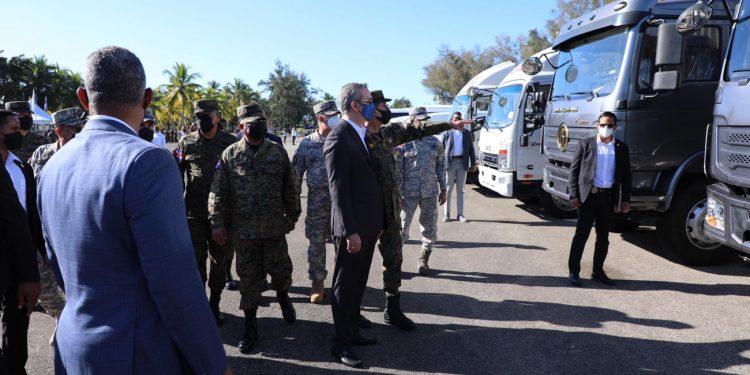 Presidente Abinader entrega 305 vehículos para modernizar parque móvil de las FFAA