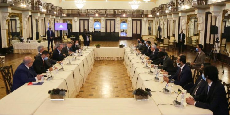 Presidente Luis Abinader se reúne con delegación de Qatar