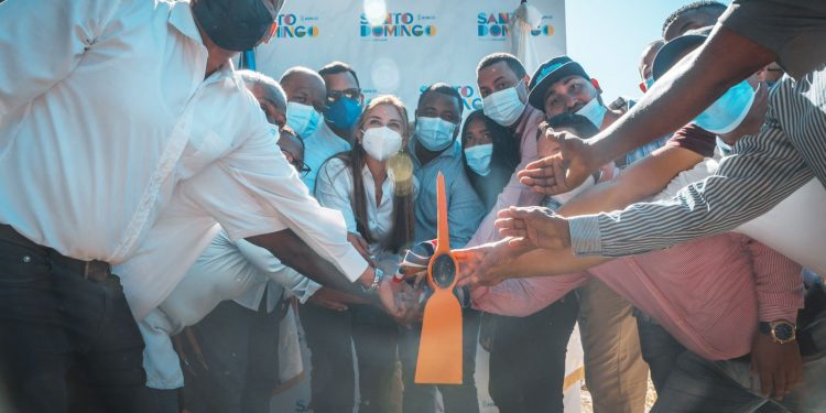 Alcaldesa Carolina Mejía da primer picazo de proyecto asfaltado en La Puya