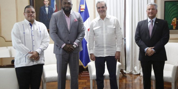 Presidente Abinader recibe a David Ortiz