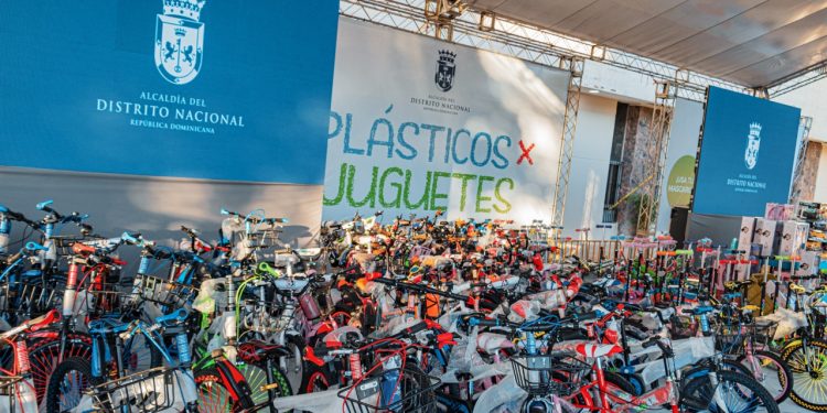 Alcaldía del Distrito retira 1.6 MM de botellitas plásticas en segunda versión de Plásticos por Juguetes.